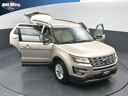 Used 2017 Ford Explorer XLT FWD image 25