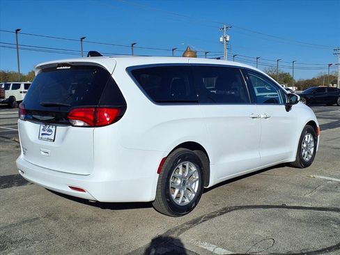 Used 2023 Chrysler Voyager LX image 7