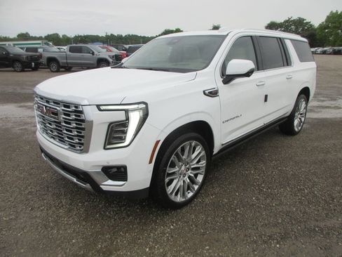 New 2026 GMC Yukon XL Denali w/ Denali Reserve Package AWD/4WD image 9