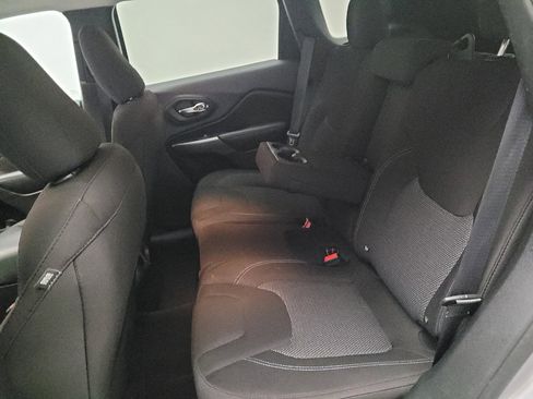 Used 2019 Jeep Cherokee Latitude w/ Popular Appearance Group AWD/4WD image 18