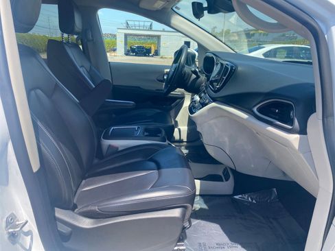 Used 2023 Chrysler Pacifica Touring-L image 37