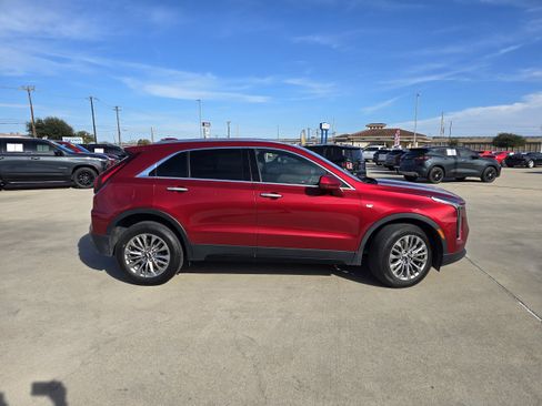 Used 2024 Cadillac XT4 Premium Luxury image 2