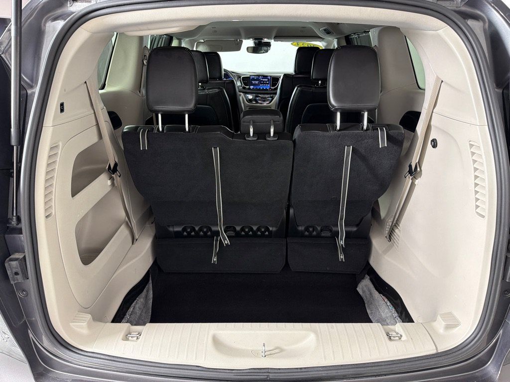 Used 2023 Chrysler Pacifica Touring-L FWD image 21