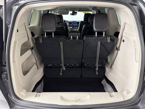 Used 2023 Chrysler Pacifica Touring-L FWD image 21