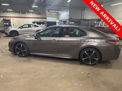 Used 2018 Toyota Camry XSE image 9