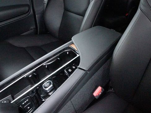 Certified 2025 Volvo XC90 B6 Plus w/ Protection Package Premier image 16