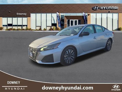 Used 2024 Nissan Altima 2.5 SV FWD image 1
