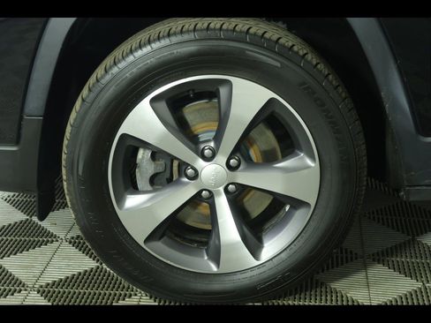 Used 2021 Jeep Cherokee Limited image 9