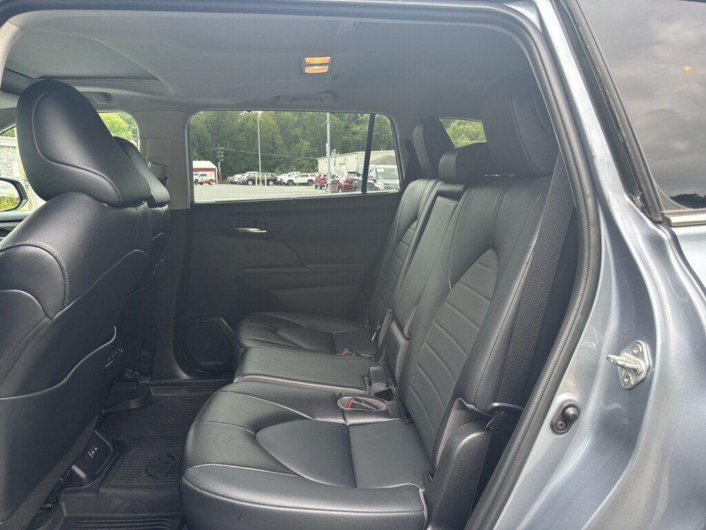 Used 2022 Toyota Highlander XLE AWD/4WD image 25