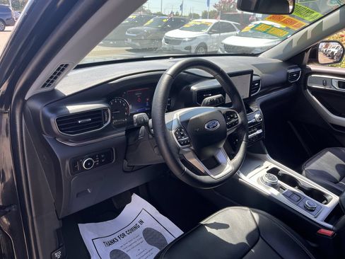 Used 2024 Ford Explorer Limited w/ Equipment Group 301A AWD/4WD image 9