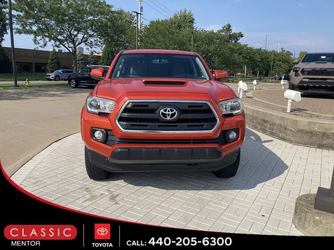 Used 2017 Toyota Tacoma SR5 w/ Tow Package AWD/4WD image 2