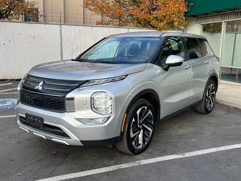Used 2024 Mitsubishi Outlander SE image 3