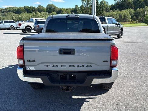 Used 2019 Toyota Tacoma SR5 AWD/4WD image 5