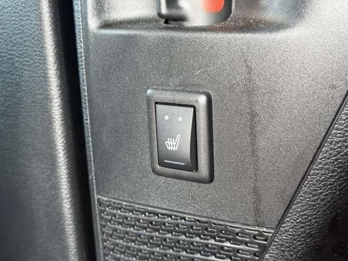 Used 2025 Chrysler Pacifica Limited FWD image 17