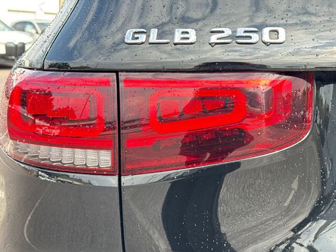 Used 2022 Mercedes-Benz GLB 250 image 10