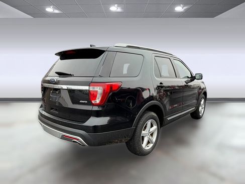 Used 2017 Ford Explorer XLT image 6