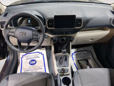 Used 2025 Hyundai Venue Limited image 10