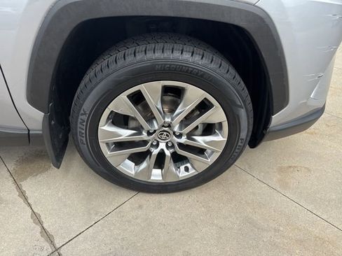 Used 2020 Toyota RAV4 XLE Premium image 9