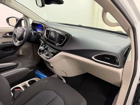 Used 2023 Chrysler Voyager LX FWD image 13