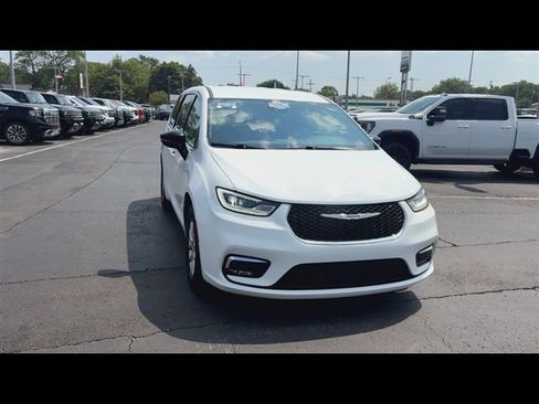 Used 2024 Chrysler Pacifica Touring-L FWD image 3