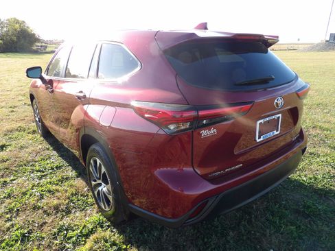 Used 2023 Toyota Highlander XLE image 9