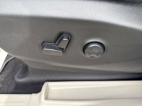 Used 2024 Chrysler Pacifica Touring-L FWD image 30
