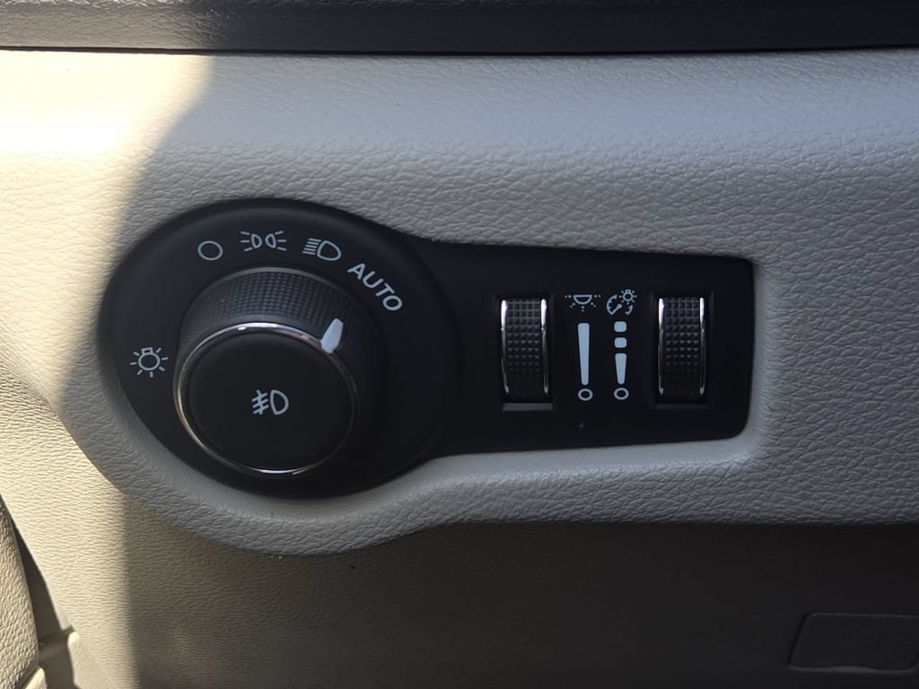 Used 2024 Chrysler Pacifica Touring-L FWD image 23