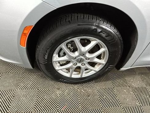 Used 2024 Chrysler Pacifica Touring-L FWD image 9