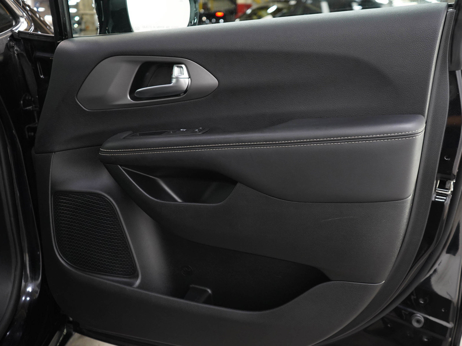 Used 2025 Chrysler Pacifica Select FWD image 9