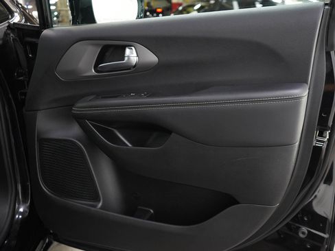 Used 2025 Chrysler Pacifica Select FWD image 9