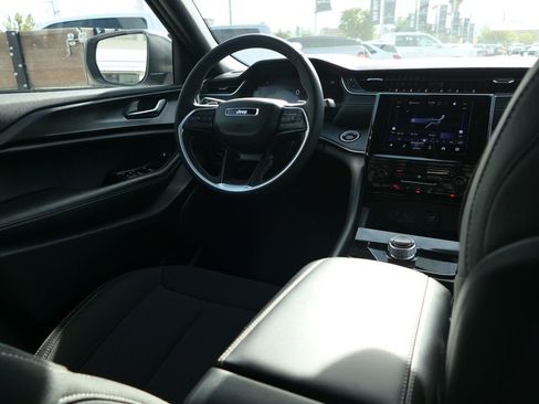 Used 2025 Jeep Grand Cherokee Laredo X image 21