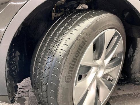 Used 2022 Tesla Model Y Long Range image 33