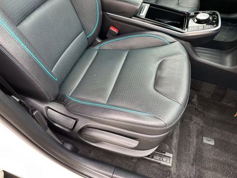 Used 2022 Kia Niro EX Premium w/ Cold Weather Package FWD image 12