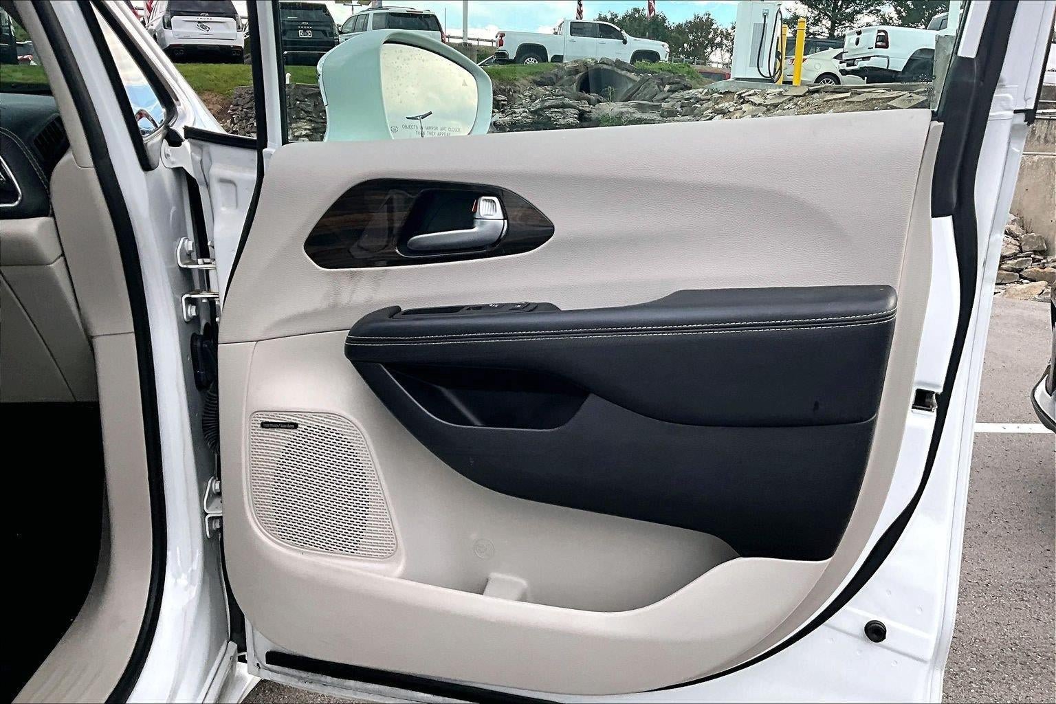 Used 2021 Chrysler Pacifica Limited w/ Uconnect Theater Family Group FWD image 24