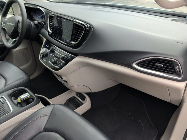 Used 2024 Chrysler Pacifica Touring-L FWD image 30