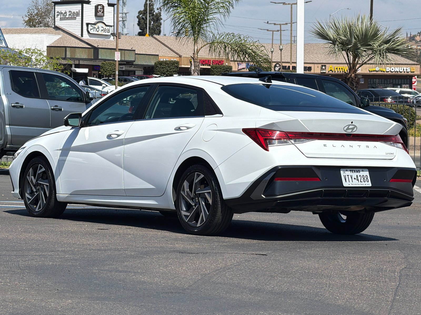 Used 2024 Hyundai Elantra Limited FWD image 3