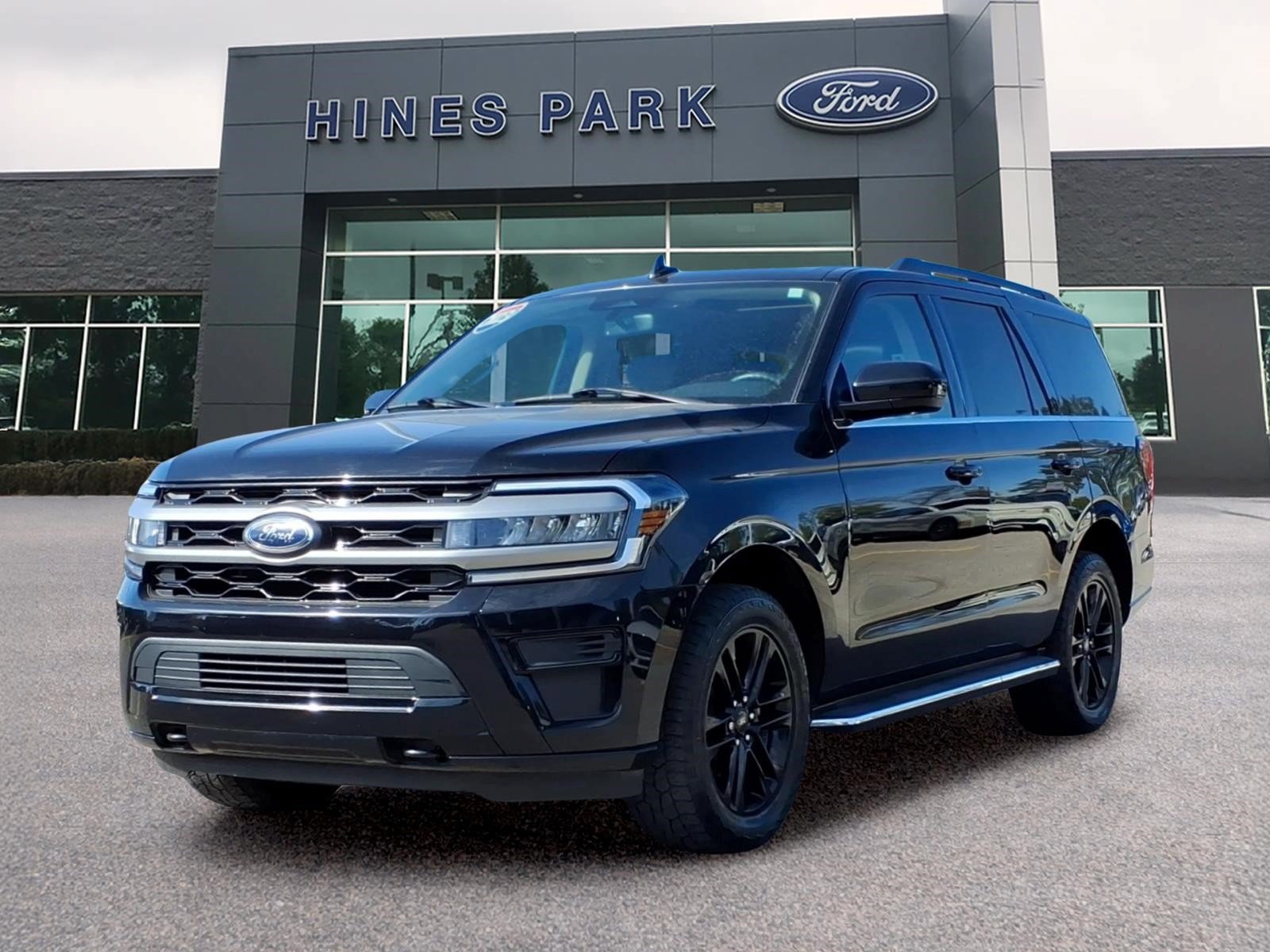 Used 2023 Ford Expedition XLT AWD/4WD image 3