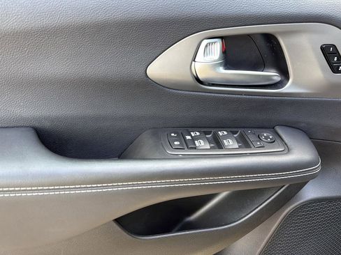 Used 2025 Chrysler Pacifica Select image 12