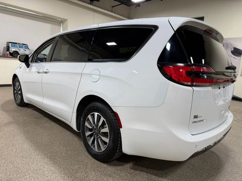 Used 2023 Chrysler Pacifica Touring-L FWD image 20