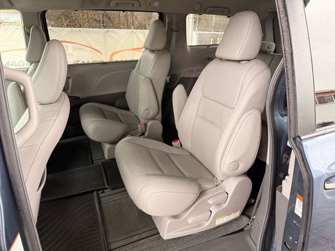 Used 2015 Toyota Sienna XLE image 17