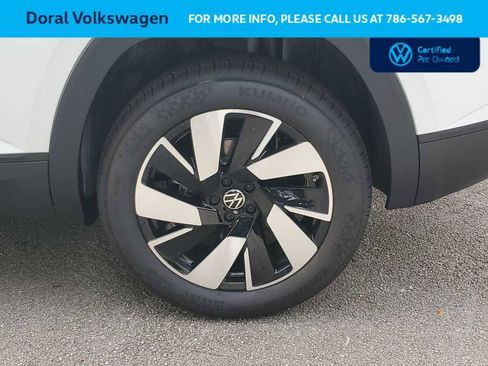 Used 2024 Volkswagen Atlas Cross Sport SE w/ Panoramic Sunroof Package FWD image 17