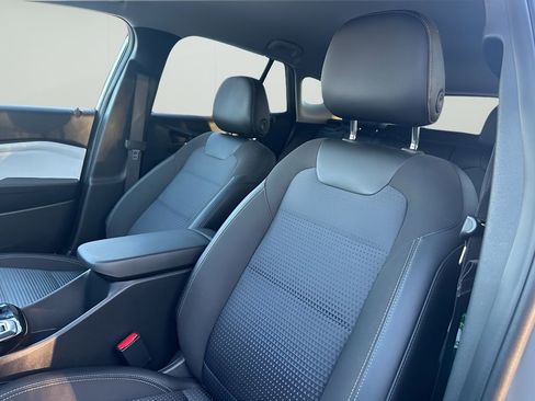 Used 2025 Chevrolet Trax LT w/ LT Convenience Package image 12