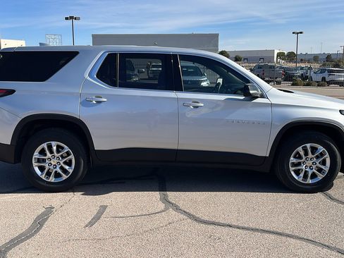 Used 2022 Chevrolet Traverse LS image 9