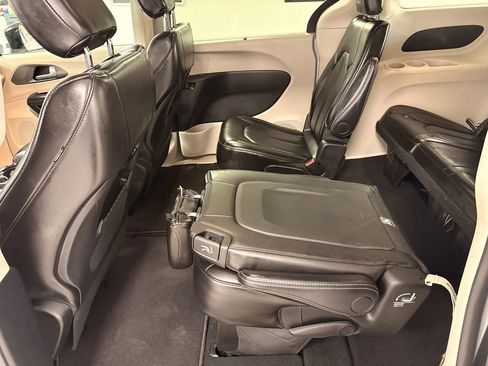 Used 2024 Chrysler Pacifica Touring-L FWD image 23