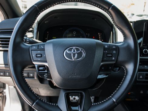 Used 2025 Toyota Camry SE FWD image 12