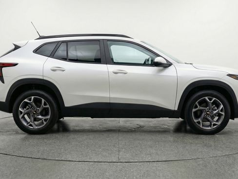 Used 2025 Chevrolet Trax LT FWD image 11