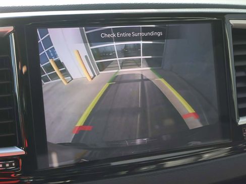 Used 2023 Chrysler Pacifica Touring-L FWD image 18