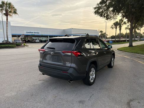 Used 2021 Toyota RAV4 XLE AWD/4WD image 4