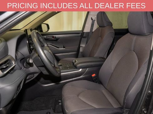 Used 2025 Toyota Highlander LE FWD image 12
