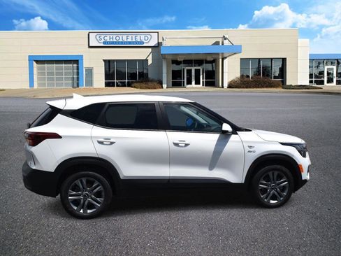 Used 2023 Kia Seltos LX AWD/4WD image 2